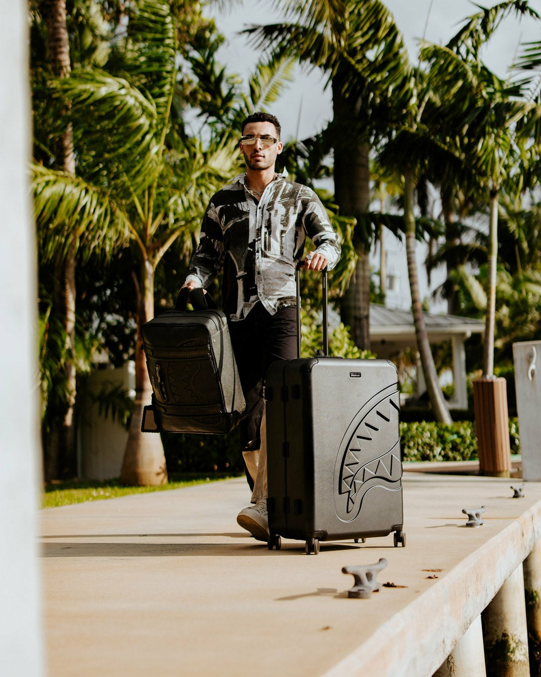 REALITY CHECK SHARKITECTURE FULL-SIZE JETBLACK LUGGAGE (GUNMETAL HARDW