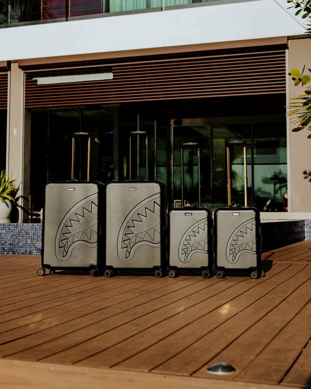 REALITY CHECK SHARKITECTURE FULL-SIZE JETBLACK LUGGAGE (GUNMETAL HARDW