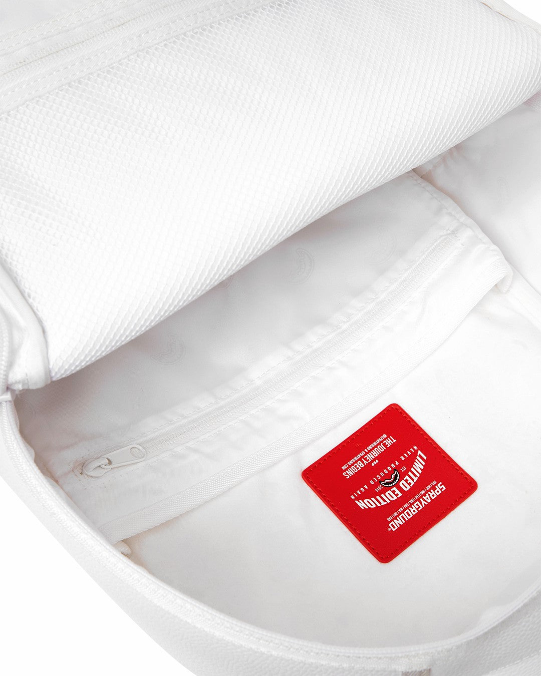 AMERICAN AIRLINES MAXIMUM ALTITUDE BACKPACK (WHITE)