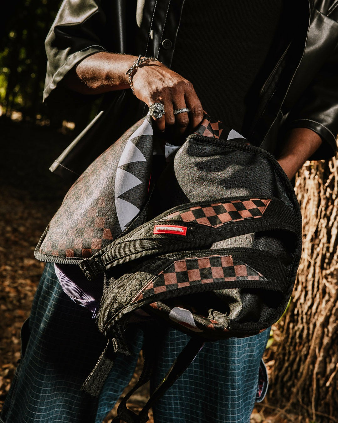 NOOO WAY!!! A REVERSIBLE BACKPACK - PURPLE VELOUR TO OG SHARKS IN PARI